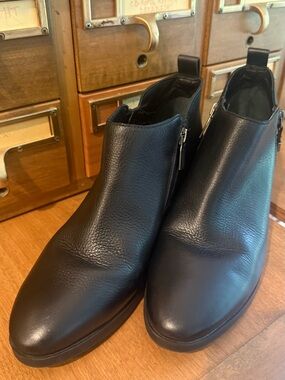Vionic Cecily Black Leather Ankle Boots — Size 9